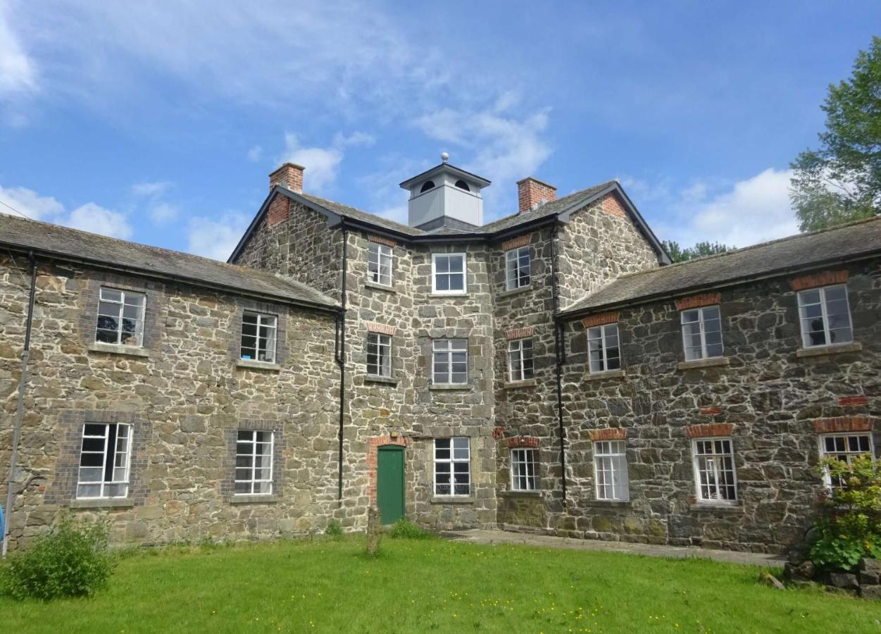 Llanfyllin Workhouse - Y Dolydd Hostel Exterior foto